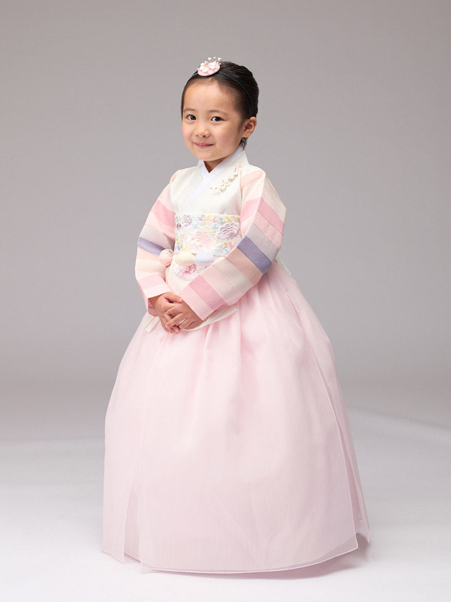 Pretty Girls Hanbok in Light Pink