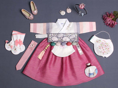 Beauty baby girl hanbok in ivory & hot pink really brings out the Korean in your baby girl. Notice the additional items which can be purchased on our site including the shoes and hair tie.