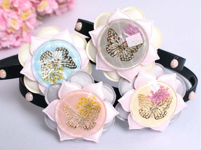 The floral gold butterfly hairband brings a polished and warm feel to your baby girl that people in the room will feel spiritually. This item is offered in aquamarine, light blonde, rose, and dark gray. 