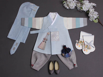 This baby boy hanbok has a floral patch that is in silver which makes this hanbok even more aesthetic than without!