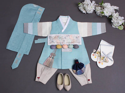 Another novel baby boy design in sky blue. This baby hanbok is favorable in the eyes of Korean parents due to it's vivid color.