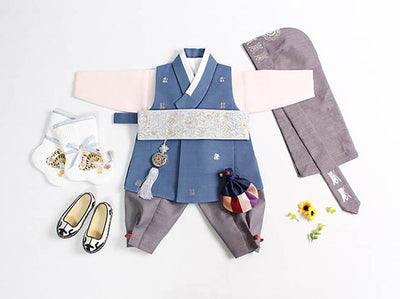 Royal prince baby boy hanbok that comes with a variety of hanbok accessories to make your dol hanbok into a unique and pleasant surprise for your guests.