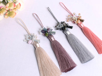 The Bead Floral Tassel Norigae comes in four different colors including magenta, silver, amber, and dark coral. Adding this jewelry to your hanbok gives you a stylish finish to your informal or formal look.