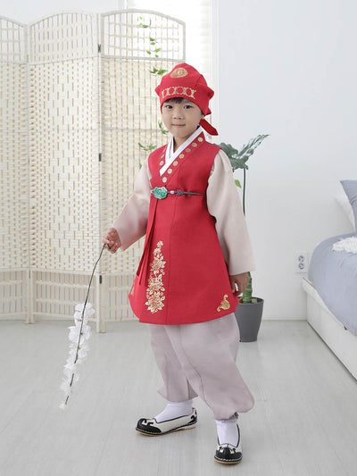 우리의 Cute Doryung Boys Hanbok in Red를 입은 모델의 앞모습