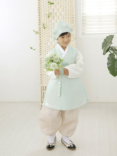 청초한 매력의 한국 소년 한복, 우리의 민트 소년 한복은 깨끗하고 싱그러운 이미지를 부여해줍니다.