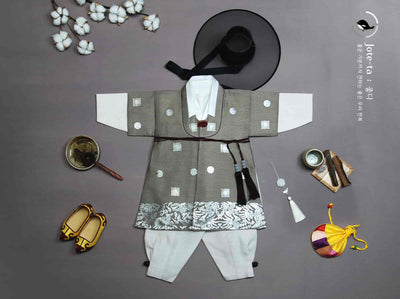 Baby boy hanbok has a pheonix design which makes it appealing to boys and parents of boys.