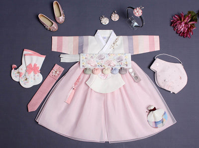 Baby girl will look darling in this rose-pink and snow-white baby girl hanbok. We offer additional accessories on Joteta to enhance the aesthetics of the hanbok.