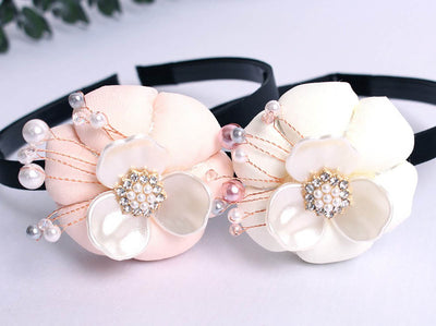 A baby girl hanbok looks sophisticated with the peach or white mother of pearl hairband.