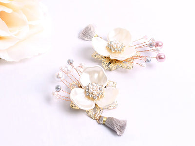 With the center of this floral mother of pearl brooch containing a pearl, it adds a classy feel that'll bring joy to everyone nearby your baby girl when she wears it.