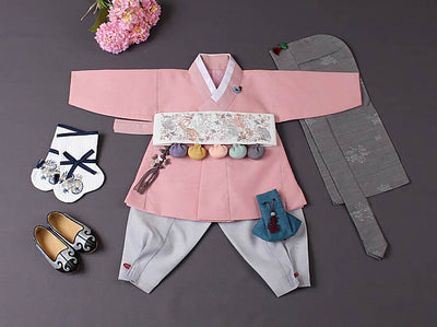 Cute baby boy hanbok in pink. This includes all the hanbok accessories that are included in the complete set option. The complete hanbok set is for those who wish to turn their baby hanbok into a dol hanbok or baekil hanbok.