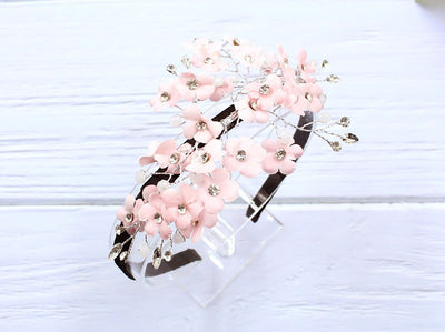 Designed with multiple rosaceae flowers, this rosaceae floral hairband is the ultimate spring accessory for your baby girl Doljanchi.
