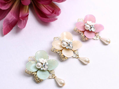 This decorative baby lily pearl brooch is the ideal accessory for your baby girl hanbok of both modern and traditional design. This striking brooch is offered in three colors including sage, sanguine, and cantaloupe.