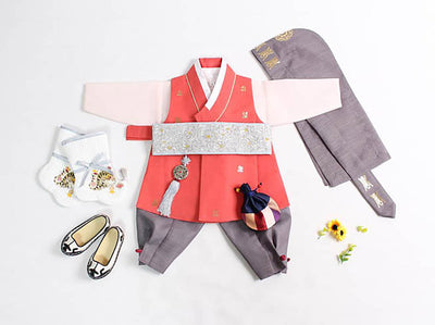 The baby boy hanbok in Tiger is a unique traditional clothing in a auspiciously bright color which follows the trend of baby hanboks in the past.