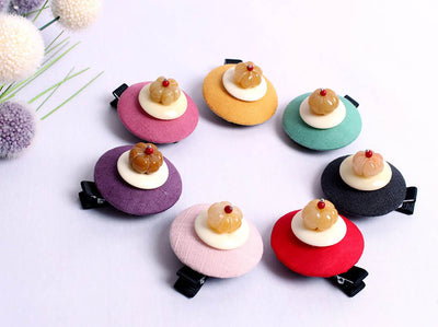 If you want your baby girl to have a unique hair adornment, the pumpkin bead hairpin is an excellent choice. Black, violet, gold, blood red, coral, magenta, and teal green are the color options for this pumpkin bead hairpin. It will go with any modern or traditional baby girl hanbok.