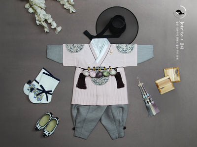 This is a royal prince baby boy hanbok. It comes with 3 dragon embroideries for a prince-like look.