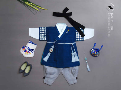 This baby boy hanbok is a premium hanbok provided on Joteta. This boy hanbok has traditional Korean patterns on the sleeves.