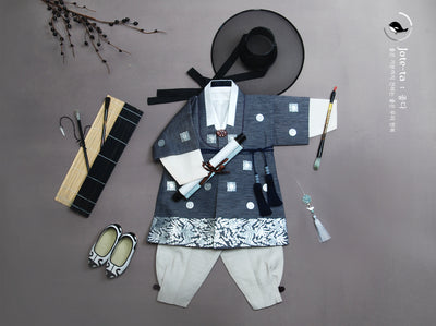 This is a hale navy royal family baby boy hanbok in navy. It comes with a variety of accessories to bring out the full look of a traditional hanbok for celebrations like baek-il, doljanchi, and seollal.